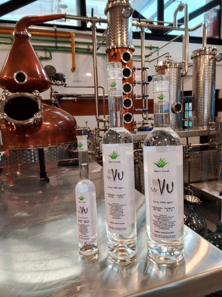 Botellas de Cocuy Mr. VU 3 botellas de cocuy Sr. VU en la destilería de El Hatillo, Caracas. Aquí puede comprar cocuy en presentaciones de 100 ml, 0.5 cl y 0.7 cl, como se muestra en la imagen.