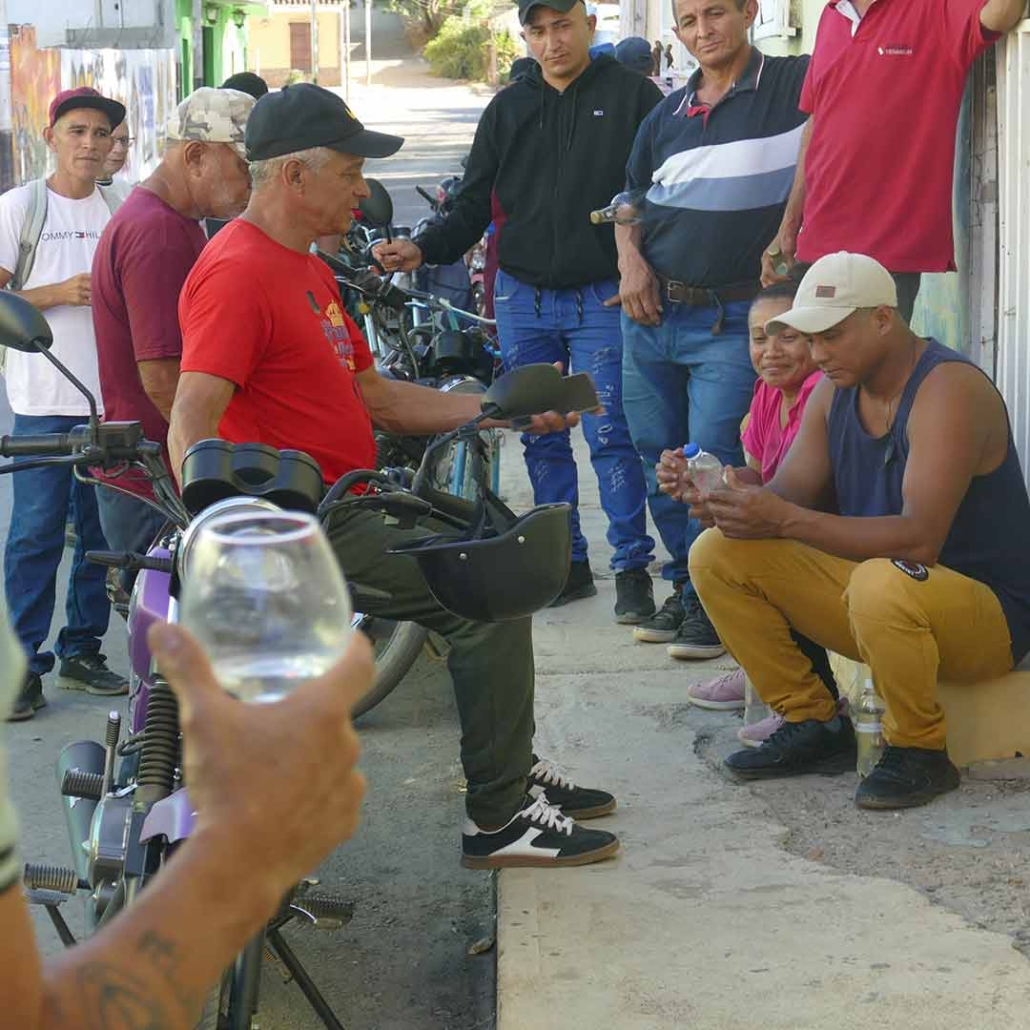 Los artesanos cocuyeros Los artesanos de Cocuy muestran sus muestras a nuestro comprador en Siquisique.