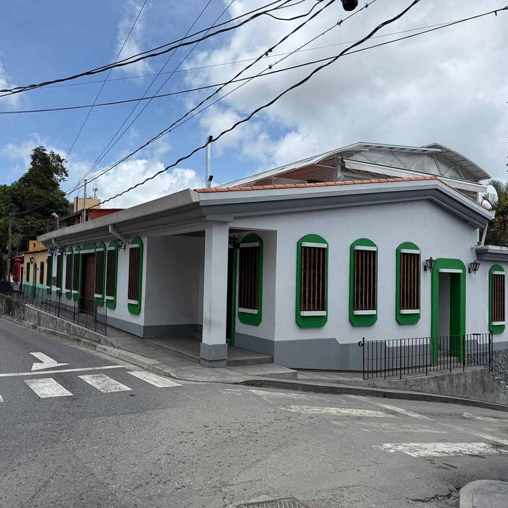 El Hatillo, Caracas La esquina de la Plaza Bolívar en El Hatillo, Caracas, donde se encuentra una destilería con bar, restaurante y centro de visitantes.