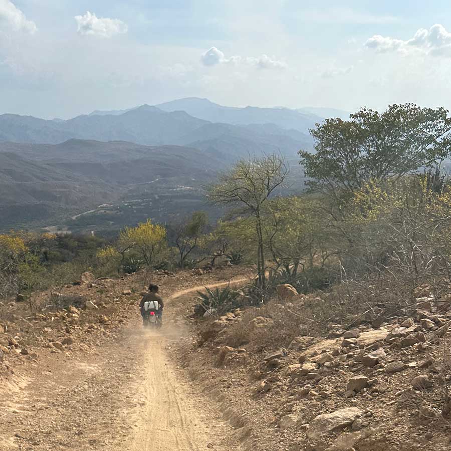 Siquisique Carretera en Moto En las montañas de Urdaneta, la única forma de avanzar es en moto, a caballo o en burro.